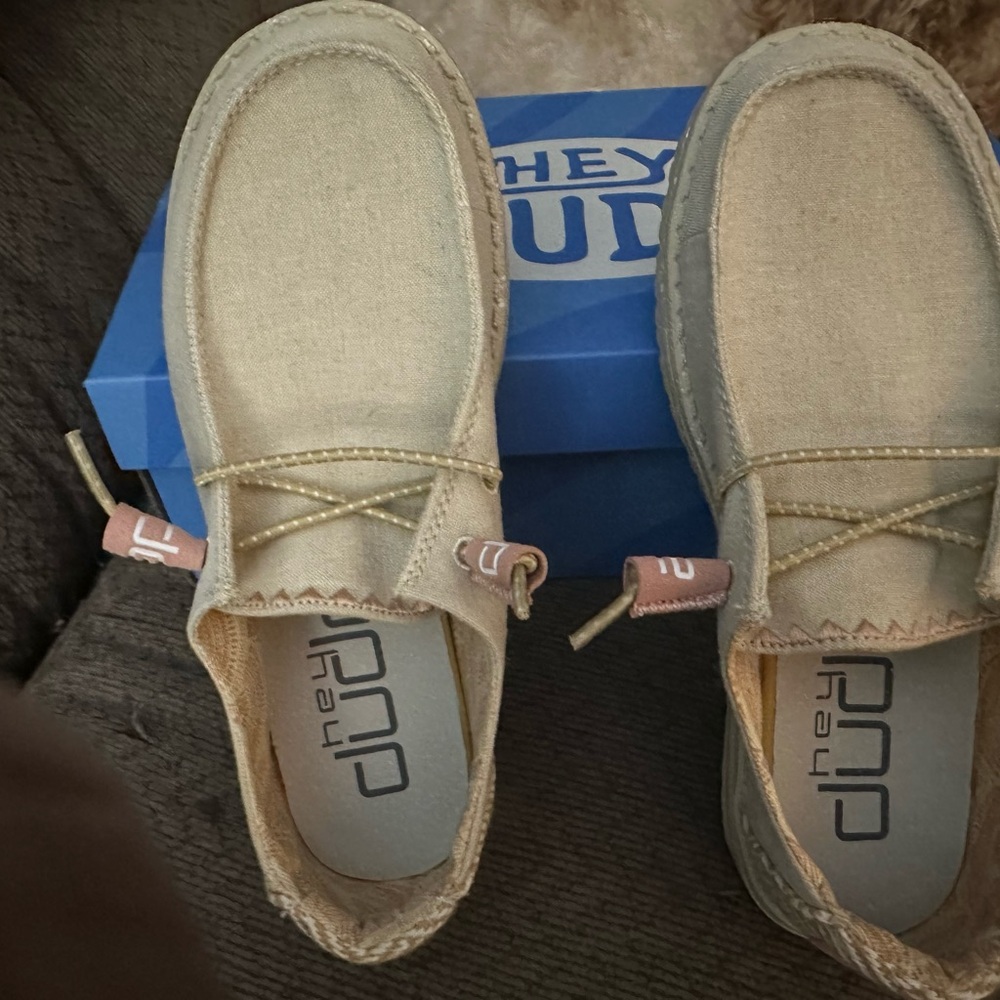 NWT Hey Dudes Women’s size 5
